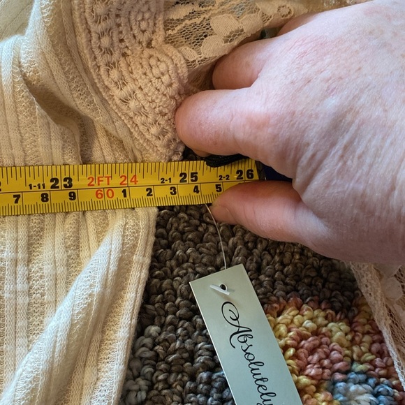 ABSOLUTELY FAMOUS OFF WHITE CREAM TOP LACE SLEEVES & Accent on Bottom 2… - Picture 9 of 12